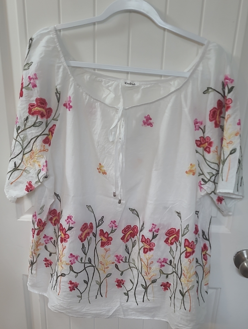 Kindred 1x/2x White Floral Embroidered Peasant Tunic Emroidered